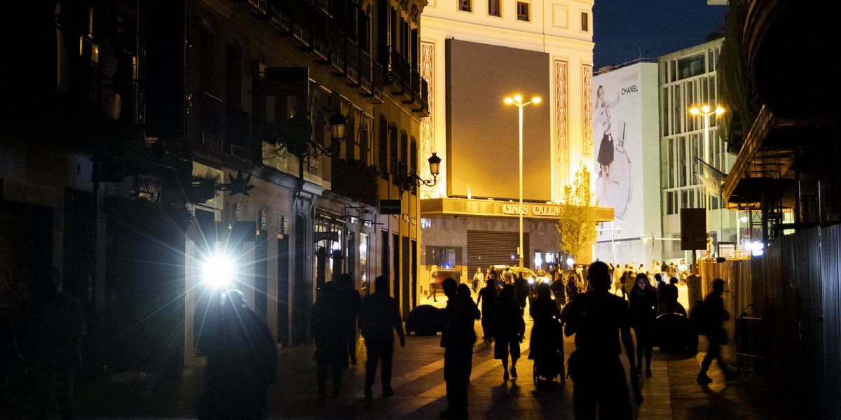 Social media flooded with photos of people thriving during massive power blackout in Spain