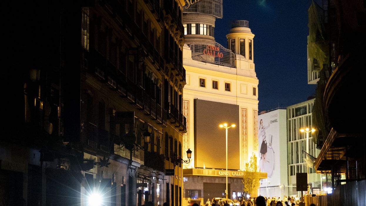 Social media flooded with photos of people thriving during massive power blackout in Spain - GOOD