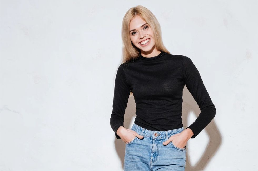 body posture, body language, woman in jeans, standing confidently, hands in pockets