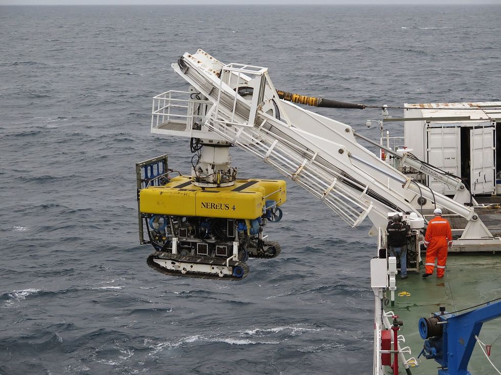 coral reefs, robots, underwater robot, debris, algorithms, marine life, hydrothermal vents, advanced battery technology