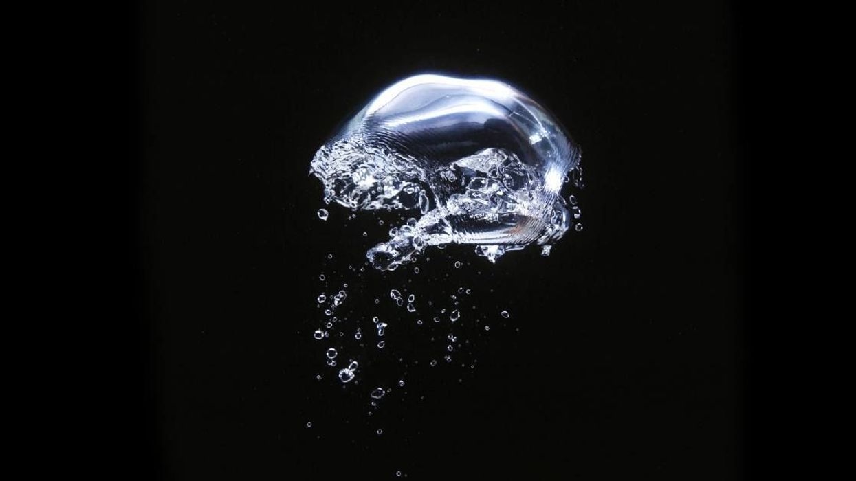 Incredible nano footage shows hydrogen and oxygen fusing to form a molecule of water