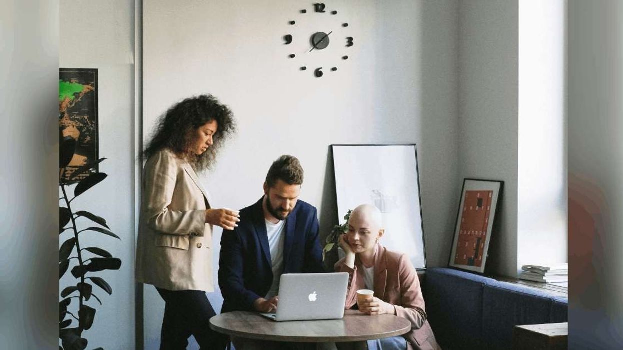 Employee's savage response when micromanaging boss requires permission before clocking out