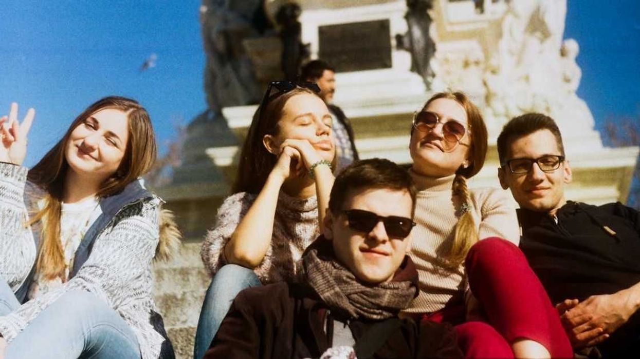 Woman messaged all 6 of her siblings asking for $100, the responses left her teary-eyed