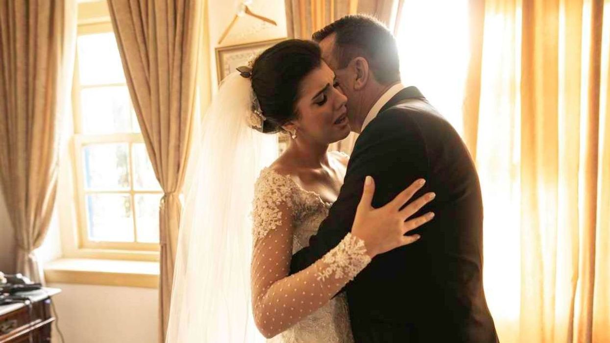 Teen's solo dance to honor late dad at quinceañera leaves family in tears