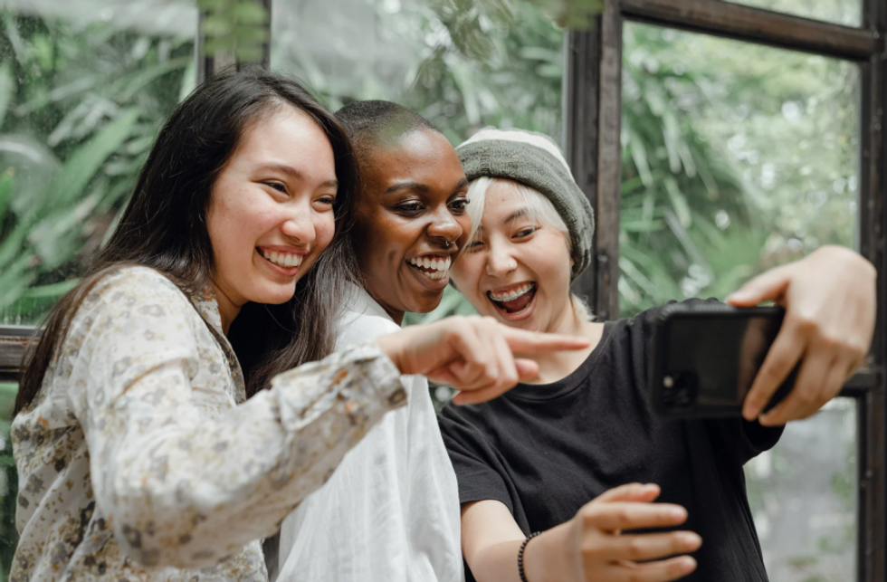 happy adults, mid-30s friends, adult friendships, life satisfaction, smiling people