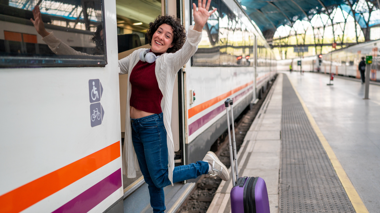 Holly Burt, Emre, Golden Retriever husband, viral TikTok, relationship goals, London bus, romantic gestures, daily ritual, marriage advice, heartwarming video