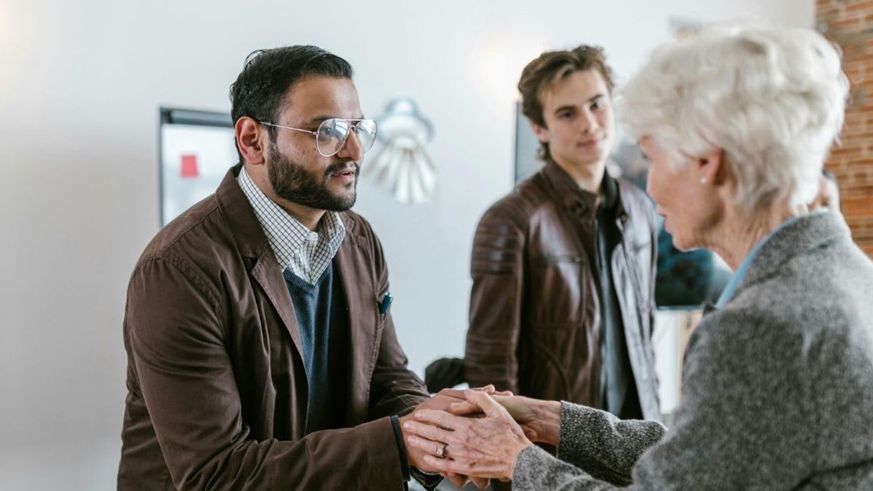 Woman pays $5 for stranger's food, a year later, she receives a heartwarming message