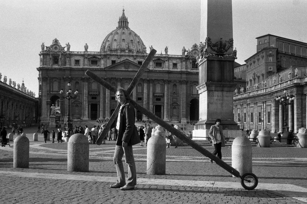 Image Source: The traveling Christian preacher Arthur Blessitt with his cross in St. Peter's Square, Rome, December 16, 1979.  (Photo by Edoardo Fornaciari/Getty Images)