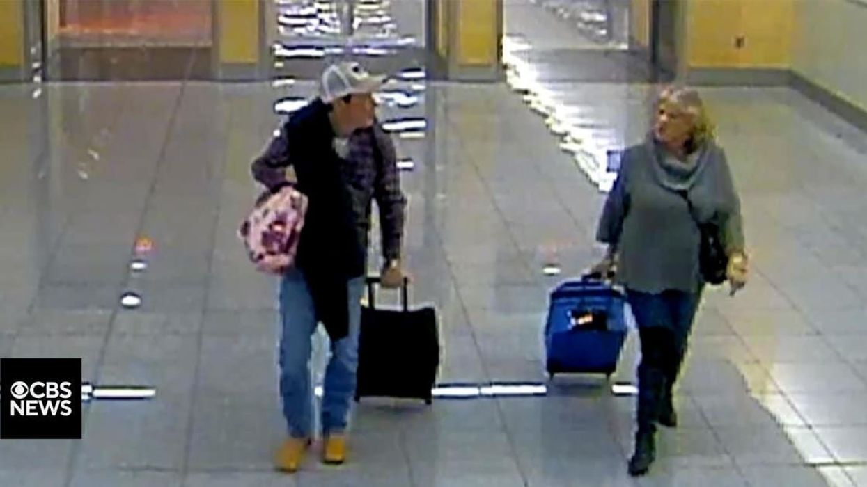 Man asks injured woman to pretend to be his mom to help her board the plane first in sweet act of kindness