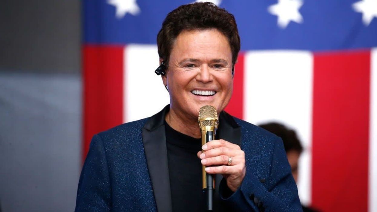 Lifelong fan has surreal reaction to Donny Osmond crashing her 60th birthday party