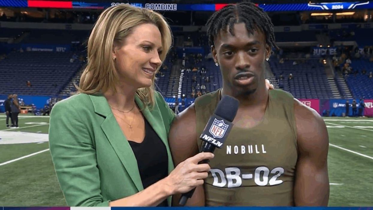 Football player's beautiful tribute to his hardworking mom is winning hearts on the internet