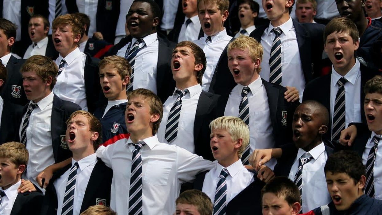 Heartwarming clip shows 400 students singing hymns outside the home of their teacher fighting cancer