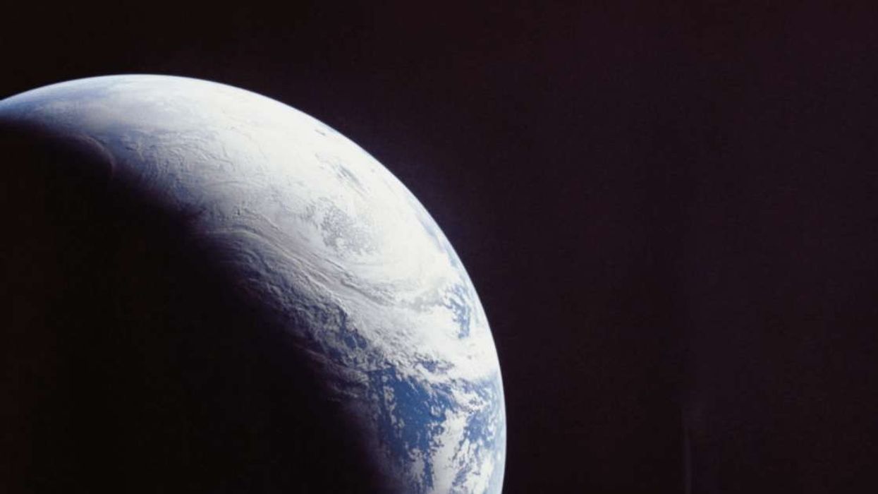 Man brilliantly uses a picture of his hometown to prove the Earth is round, not flat