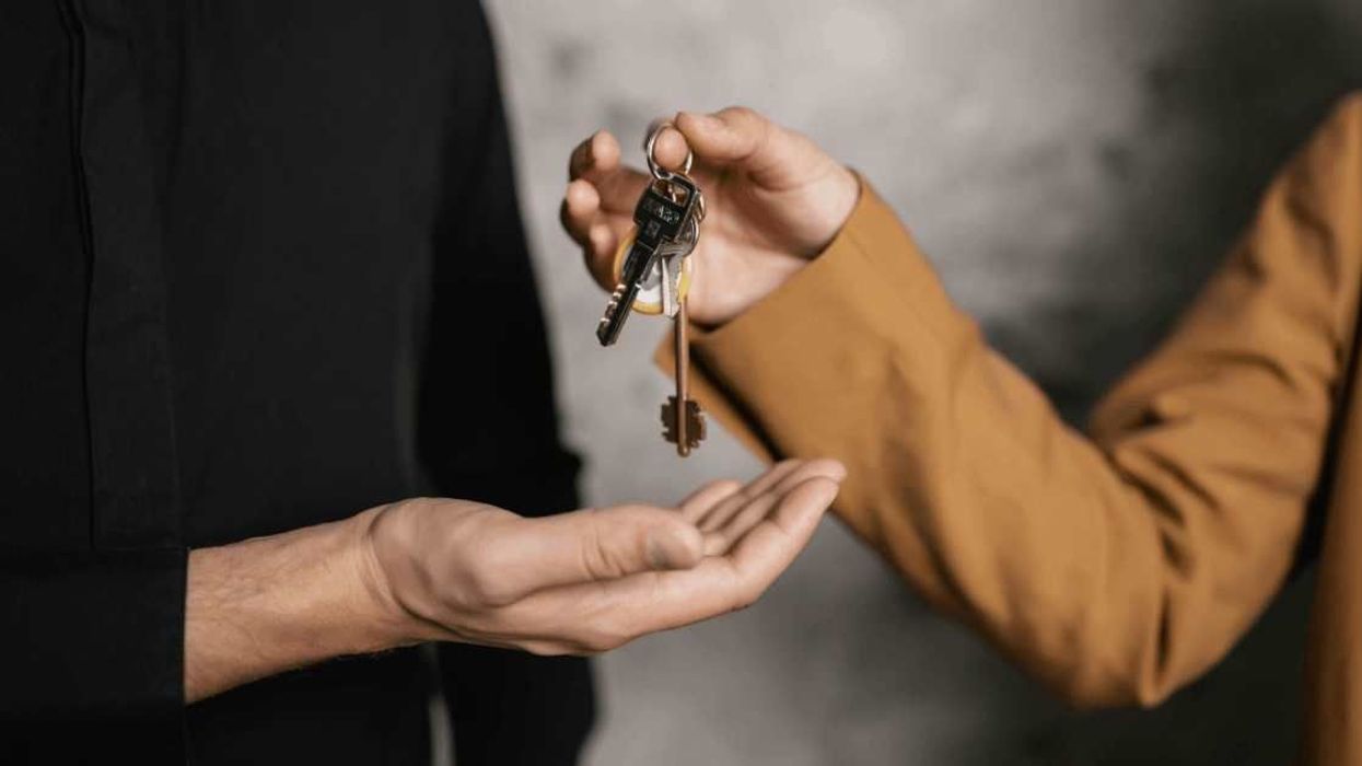 Employee shows how men and women organize their keys differently and it's hilarious