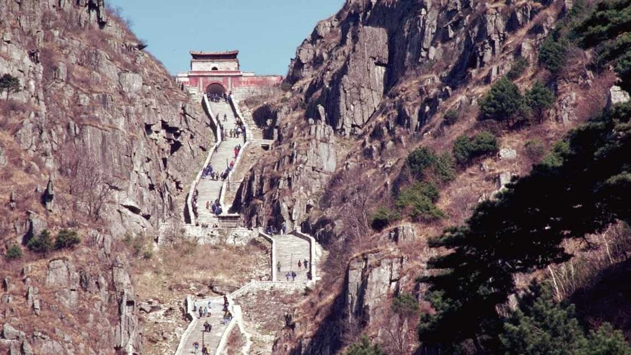 Bizarre visuals show people shaking after 7,200-step climb to the summit of Mount Taishan