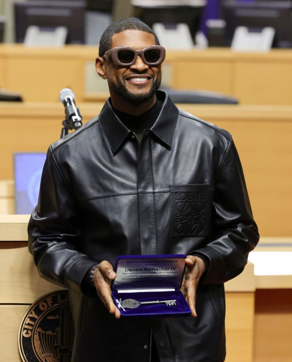 LAS VEGAS, NEVADA - OCTOBER 17: Usher poses after receiving a ceremonial key to Las Vegas from Las Vegas Mayor Carolyn Goodman during a ceremony honoring him at Las Vegas City Hall on October 17, 2023 in Las Vegas, Nevada. Usher was also given a proclamation for his work in the local community, his