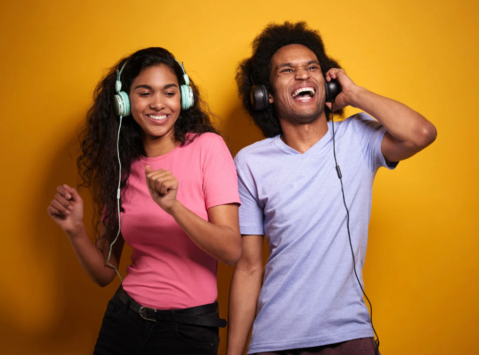 people dancing, headphones, music, listening to music, social bonding