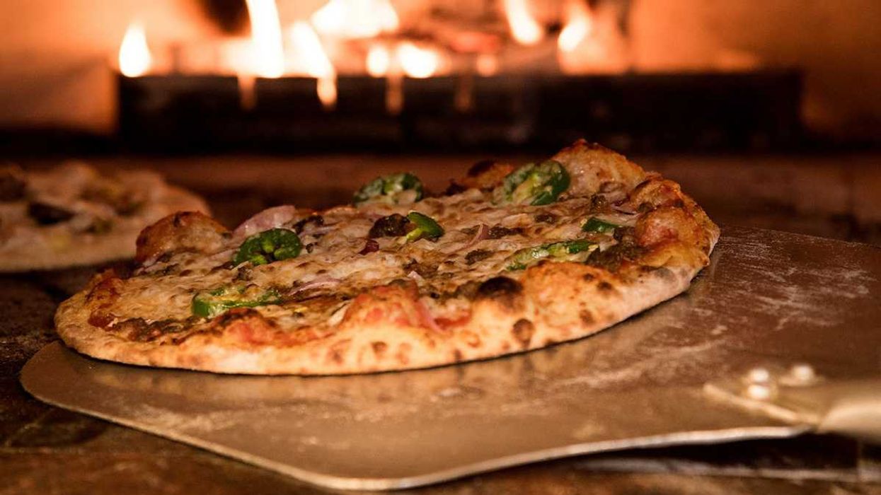 pizza, deep dish, thin crust, cardboard, great taste, sugary sauce, tomatoes, cheese