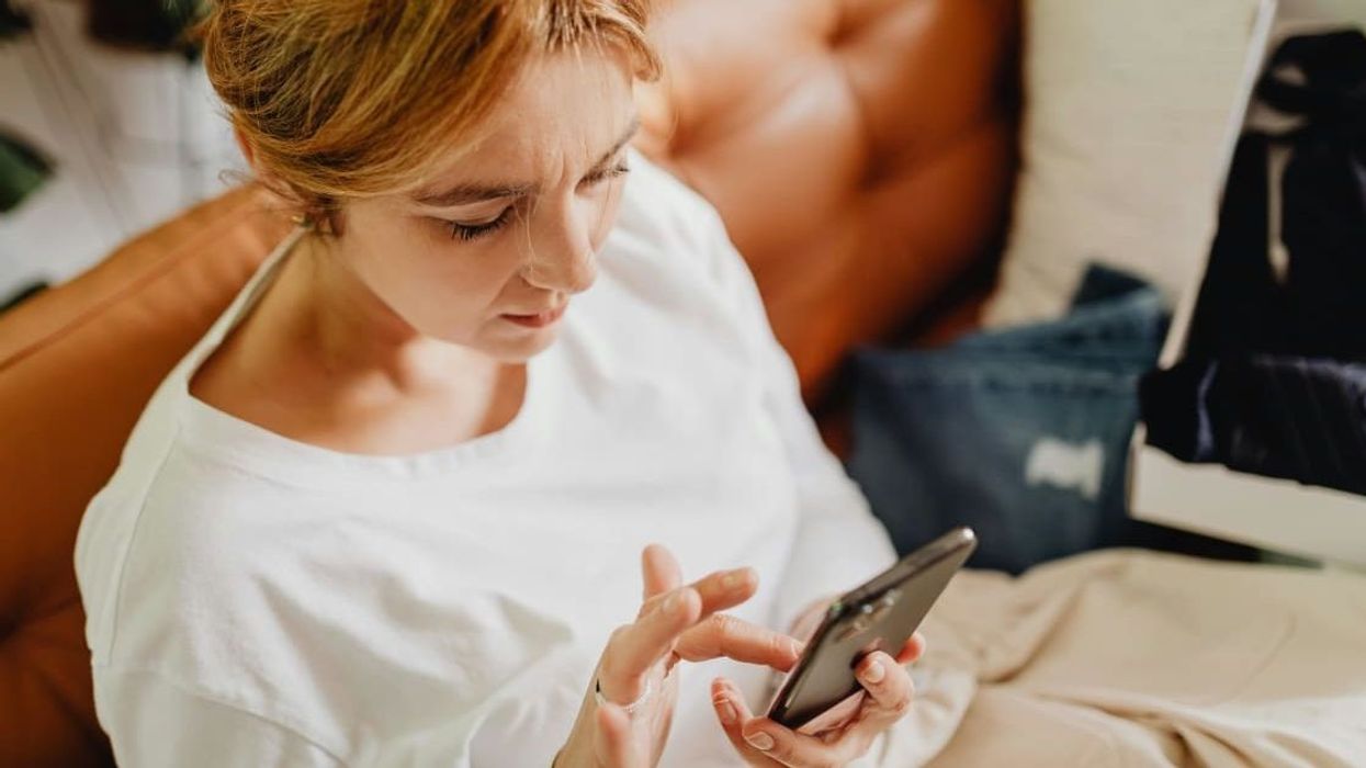 Man explains how to tell someone's age based on how they type on their smartphone