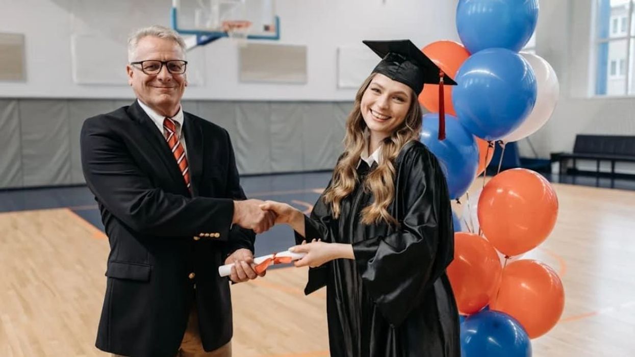 Billionaire surprises graduates with $1000 cash each at commencement but it comes with a condition
