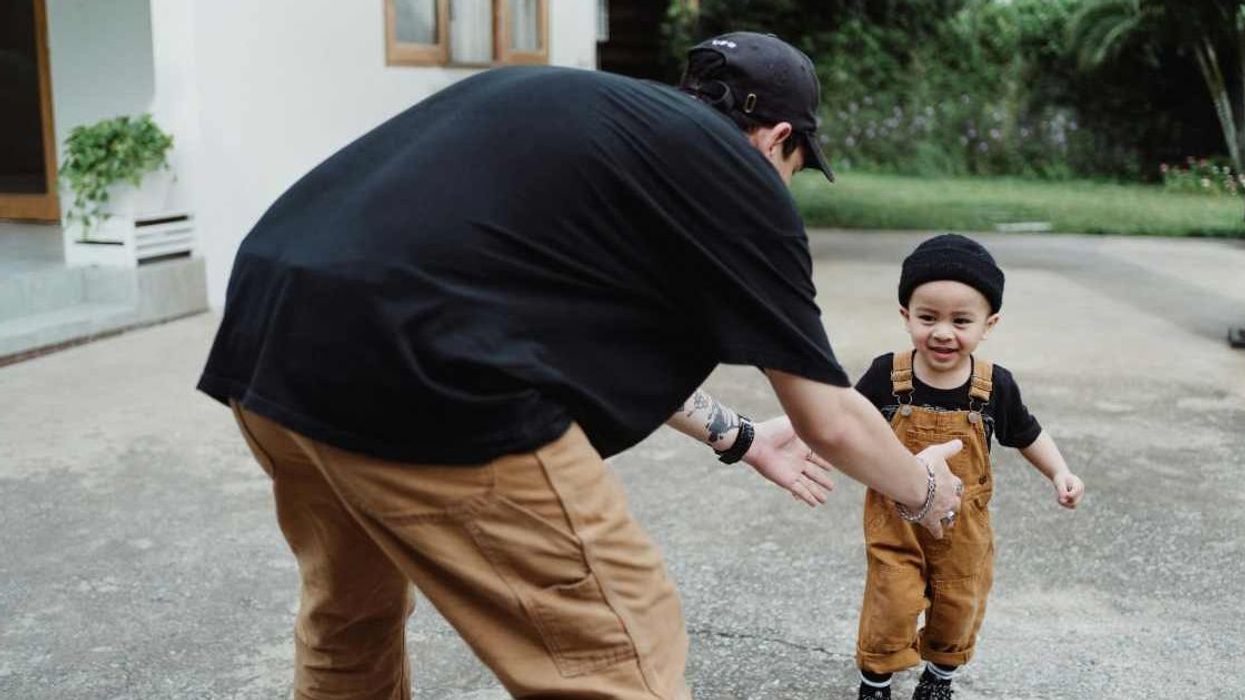 2-year-old adorably hugs the pizza delivery guy unaware that he'd just lost his daughter