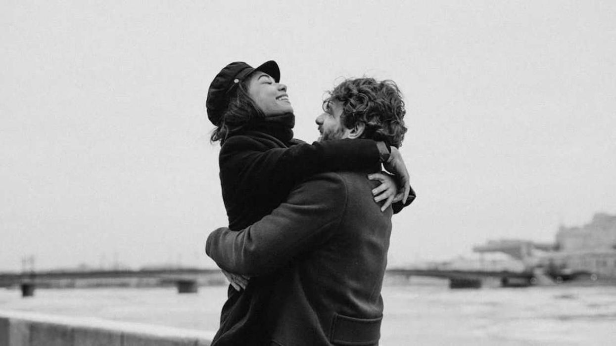 Woman has the most mesmerizing reaction every time her boyfriend picks her up from train station