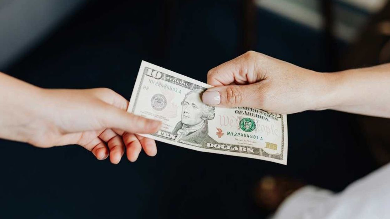 A man traveled 320 miles just to give $28 to a police officer. The reason is a lesson in humility