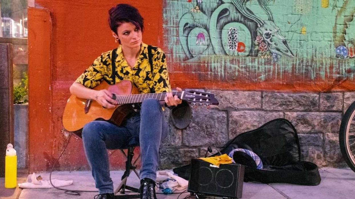 Street singer has the perfect response after a random man accused her of lip-syncing