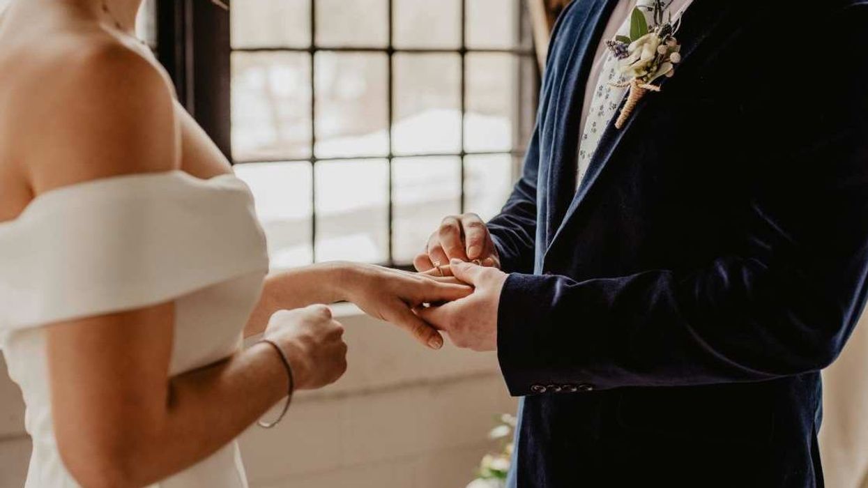 Boyfriend secretly learned Chinese for extraordinary proposal in her native language
