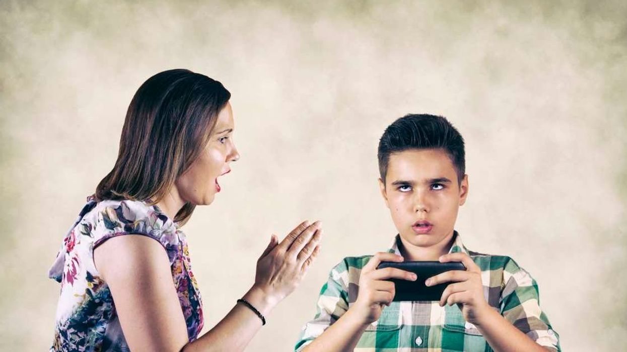 Mom told her child 'Fortnite' shuts down at  9 pm, he asked Reddit, Reddit backed his mom