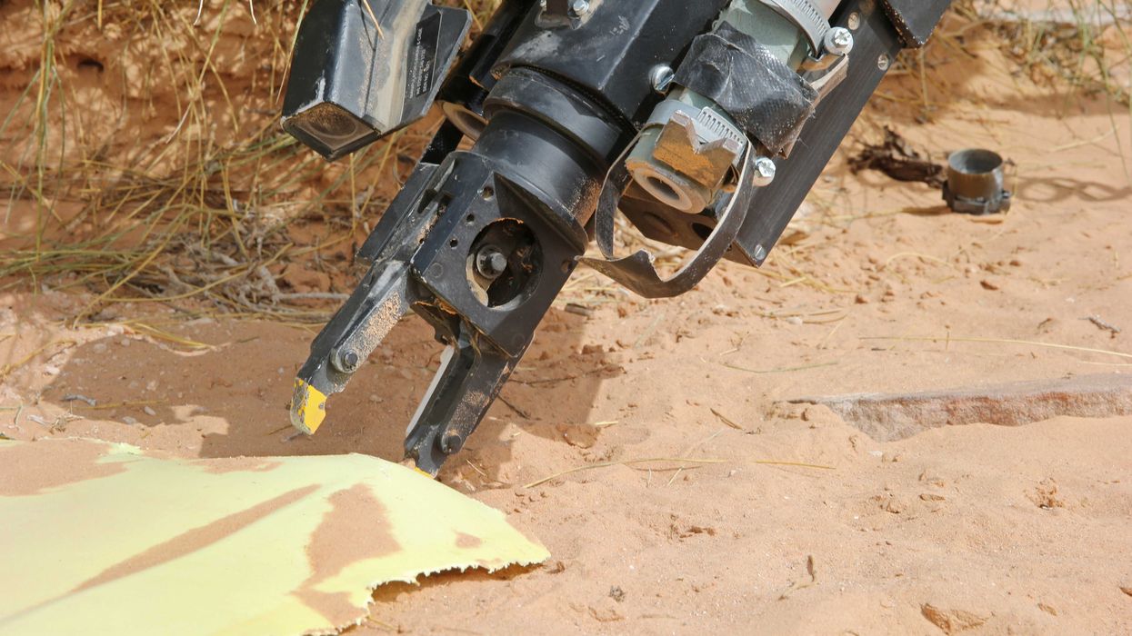 robotic arm, peripersonal space, zone, mechanical devices, minesweepers, proximity sensors, grains of sand, patterns