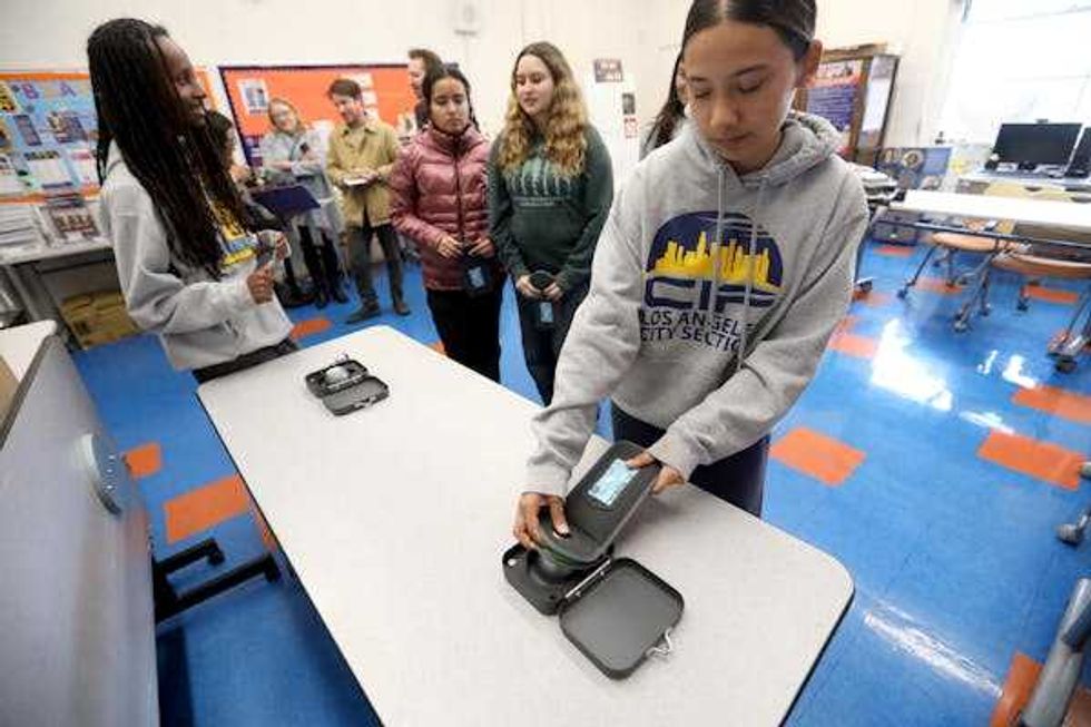 Social media, Teenagers, School districts, Teens, State laws, Schools policy, Social media regulation, Cell phones