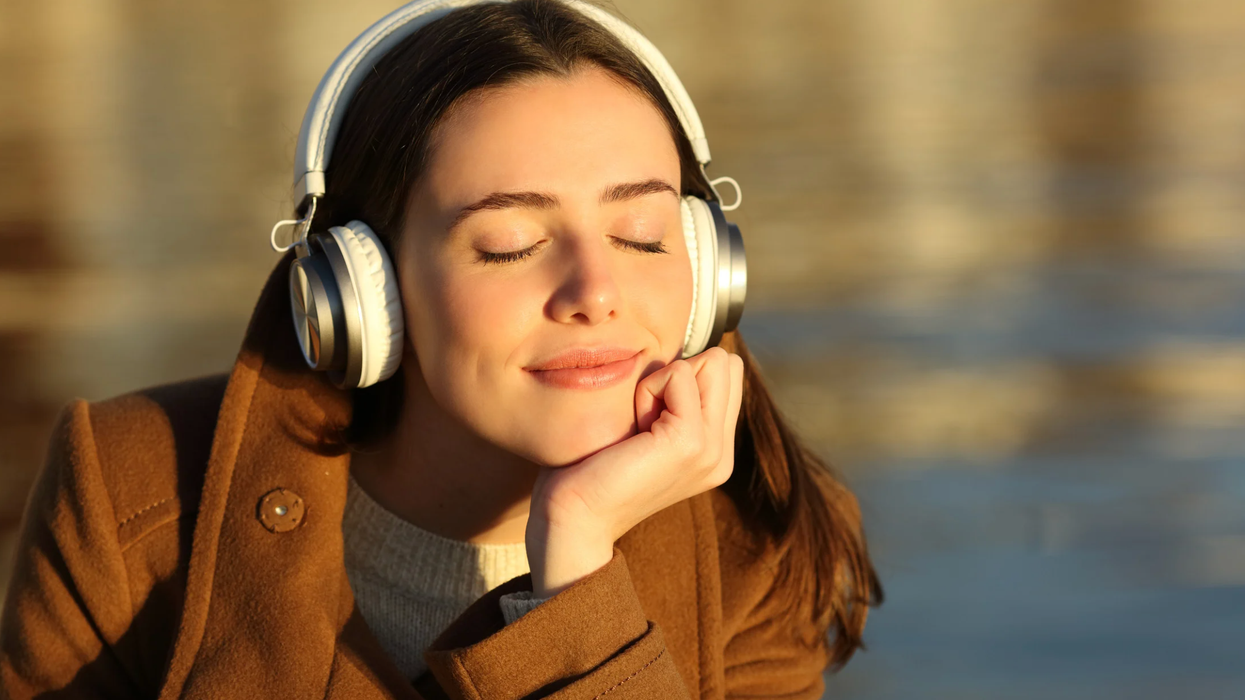 stress relief, relaxing music, Weightless, Marconi Union, Mindlab study, anxiety reduction, calming playlist, music therapy, ambient music, British Academy of Sound Therapy, slow tempo, heart rate, blood pressure, breathing rate, focus music, relaxation science, soothing sounds, chill music, neuroscience and music, reduce stress