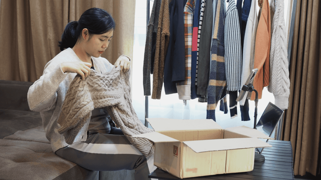 thrift store finds, cash in purse, Martha infused TikTok, Goodwill Coach bag, viral handwritten note, hidden money thrift store, Lynora TikTok