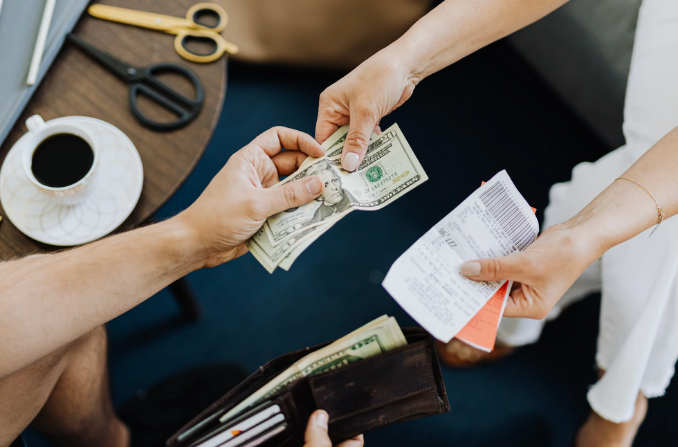 tipping debate, waiter returns tip, restaurant tipping culture, tipping expectations, tipping controversy, fair wages restaurant, Reddit tipping story, tipping norms, tipping culture debate