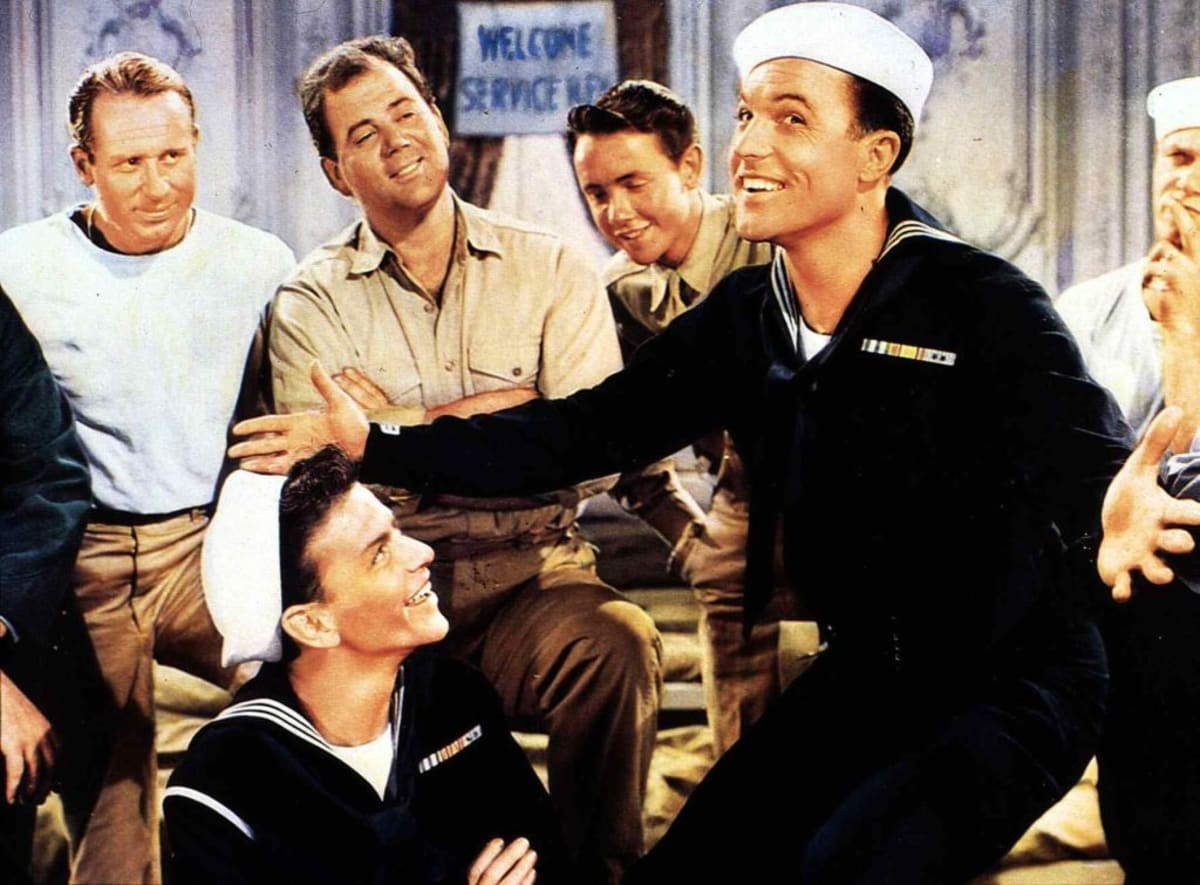 Kino. Urlaub In Hollywood, Anchors Aweigh, Urlaub In Hollywood, Anchors Aweigh, Frank Sinatra, Gene Kelly Die beiden Seeleute Clarance (Frank Sinatra,ul) und Joseph (Gene Kelly,r) freuen sich auf vier Tage Landurlaub in Hollywood., 1944. (Photo by FilmPublicityArchive/United Archives via Getty Images)