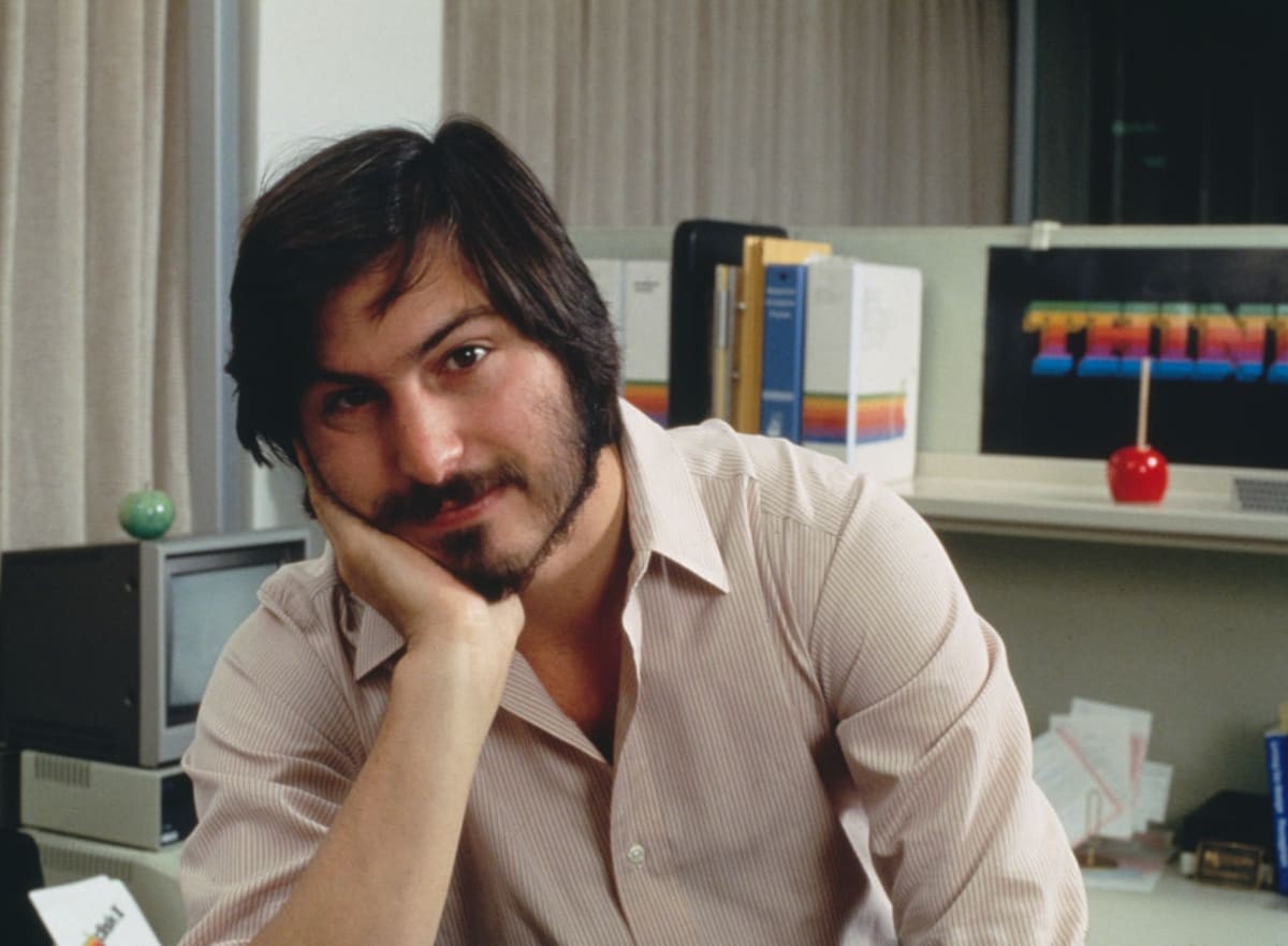 L'entrepreneur américain Steve Jobs, cofondateur et PDG d'Apple Inc, dans son bureau. (Photo by Tony Korody/Sygma/Sygma via Getty Images)