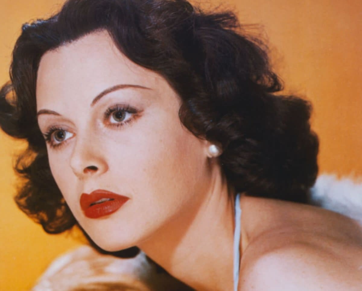 Image source: Headshot of Hedy Lamarr (1913-2000), Austrian actress, leaning against a velour-covered surface, in a studio portrait, 1940. (Photo by Silver Screen Collection/Getty Images)