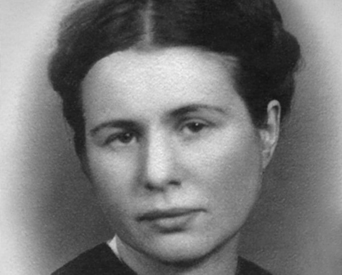 Image Source: Irena Sendler (1910-2008) - Polish nurse and social worker who helped to save approximately 2,500 Jewish children from the Holocaust. Irena Sendler in Warsaw, German-occupied Poland, in 1942. (Photo by Laski Diffusion/Getty Images)