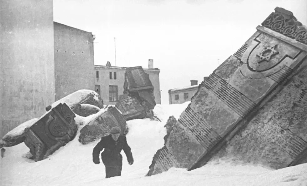 The ruins of a synagogue on Wolborska Street demolished by Germans in 1939.
