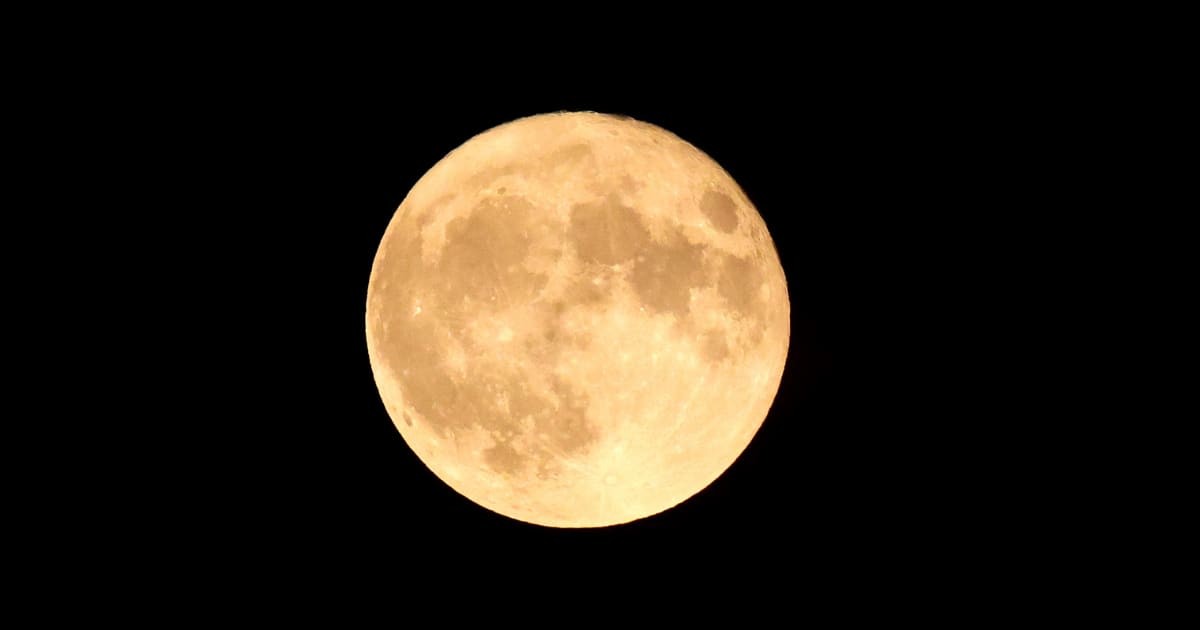 Image Source : A supermoon rises in the night on August 01, 2023 in Chicago, Illinois. The moon is one of two supermoons that will appear in August. (Photo by Scott Olson/Getty Images)