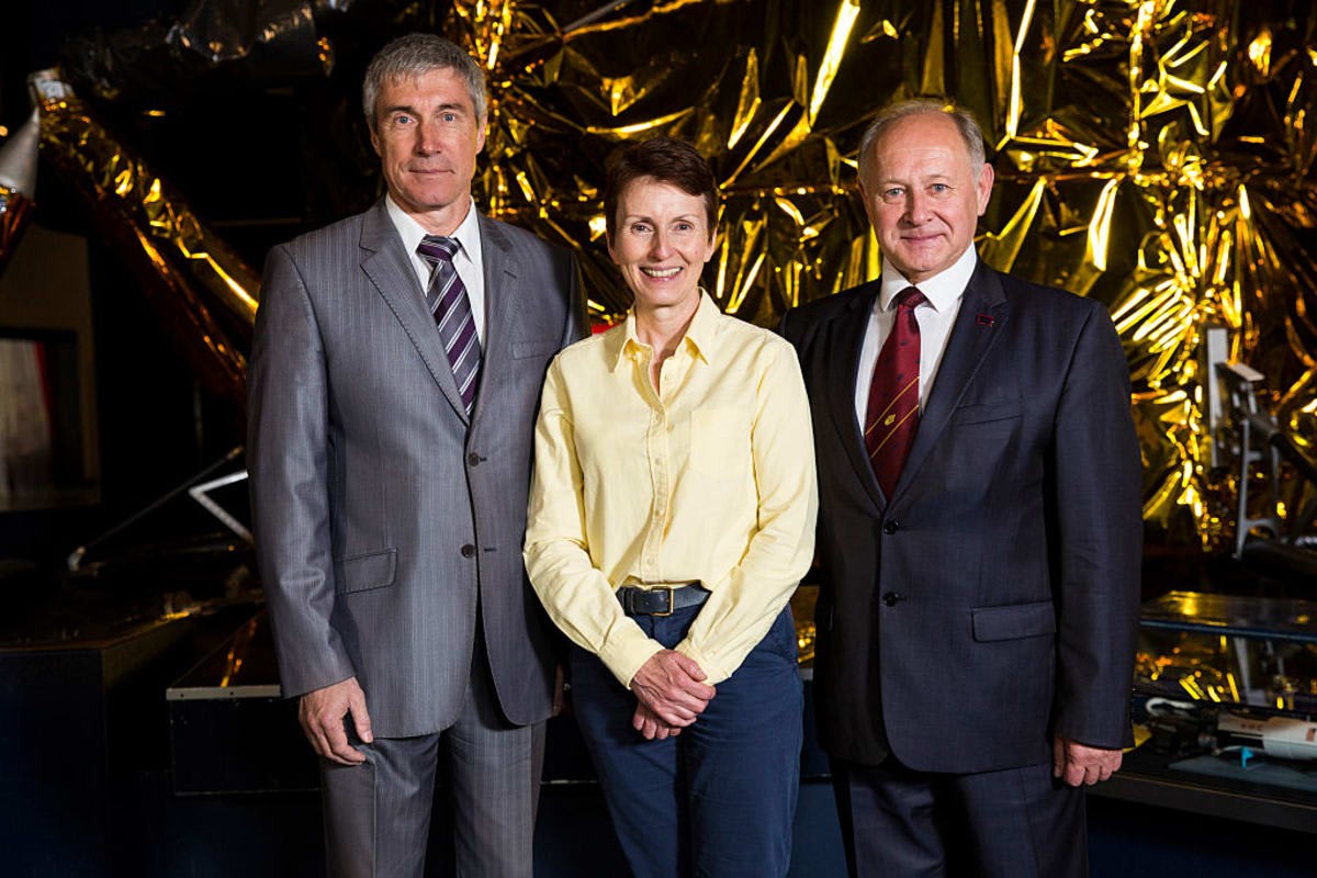 Image source: British astronaut Helen Sharman (C) poses with her crew from the Soyuz TM-11 mission Sergei Krikalev (L) and Anatoli Artsebarski (R). Ms Sharman became the first female astronaut to visit the Mir space station in 1991. (Photo by Jack Taylor/Getty Images)