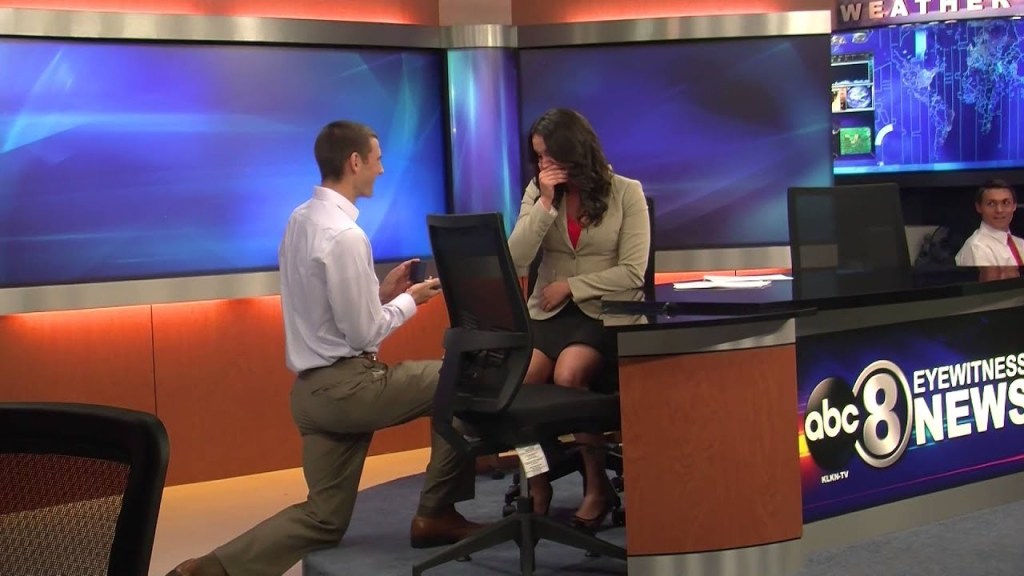A man proposes to his girlfriend on air in her newsroom
