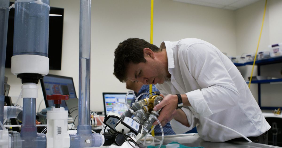 man testing device