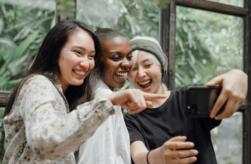 happy adults, mid-30s friends, adult friendships, life satisfaction, smiling people