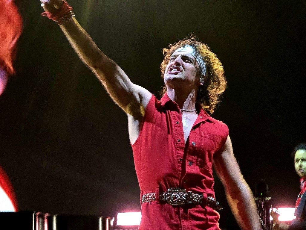 benson boone, singer, music, pop, coachella, queen