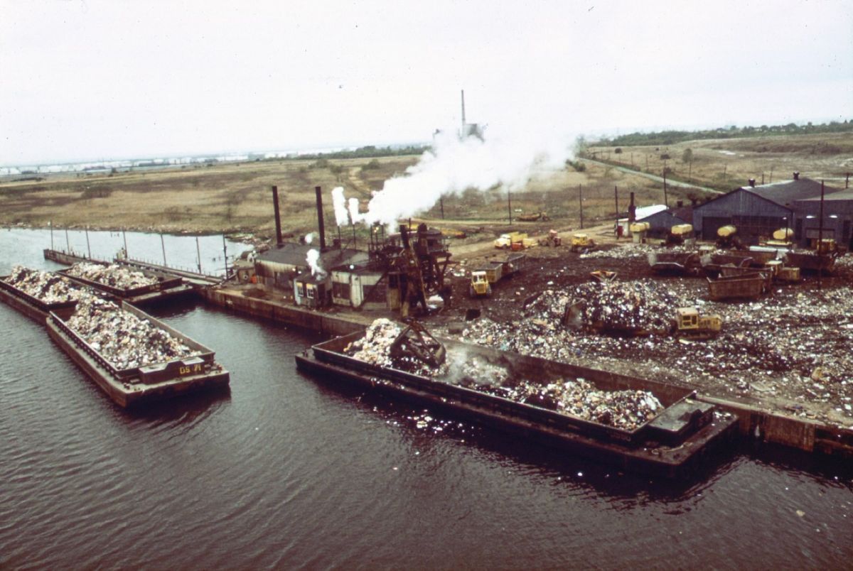 garbage scow, Fresh Kills on Staten Isalnd, New Jersey, New york, landfill