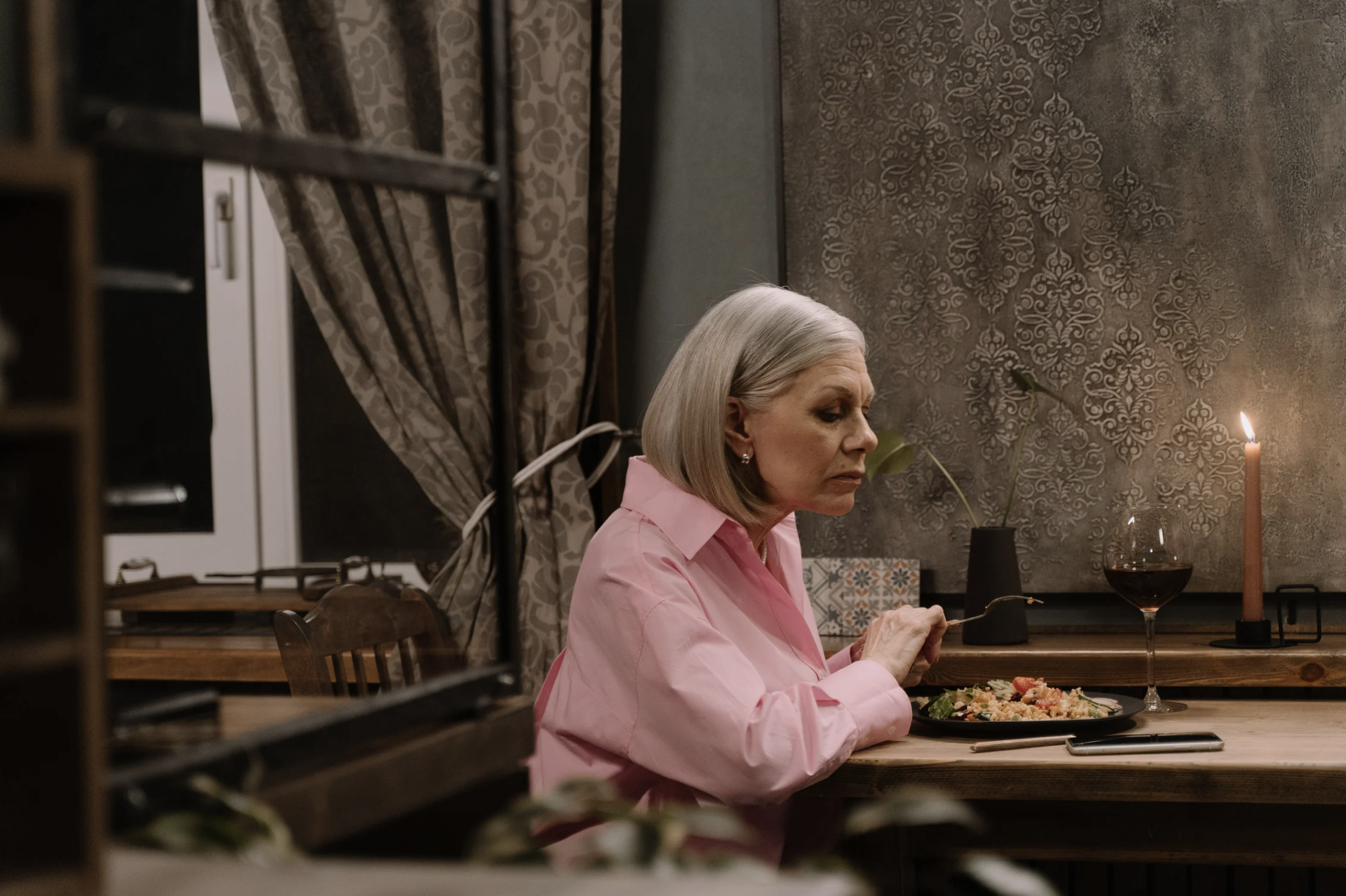 grief, kindness, viral story, waitress, handwritten note, social media, human connection, emotional moment