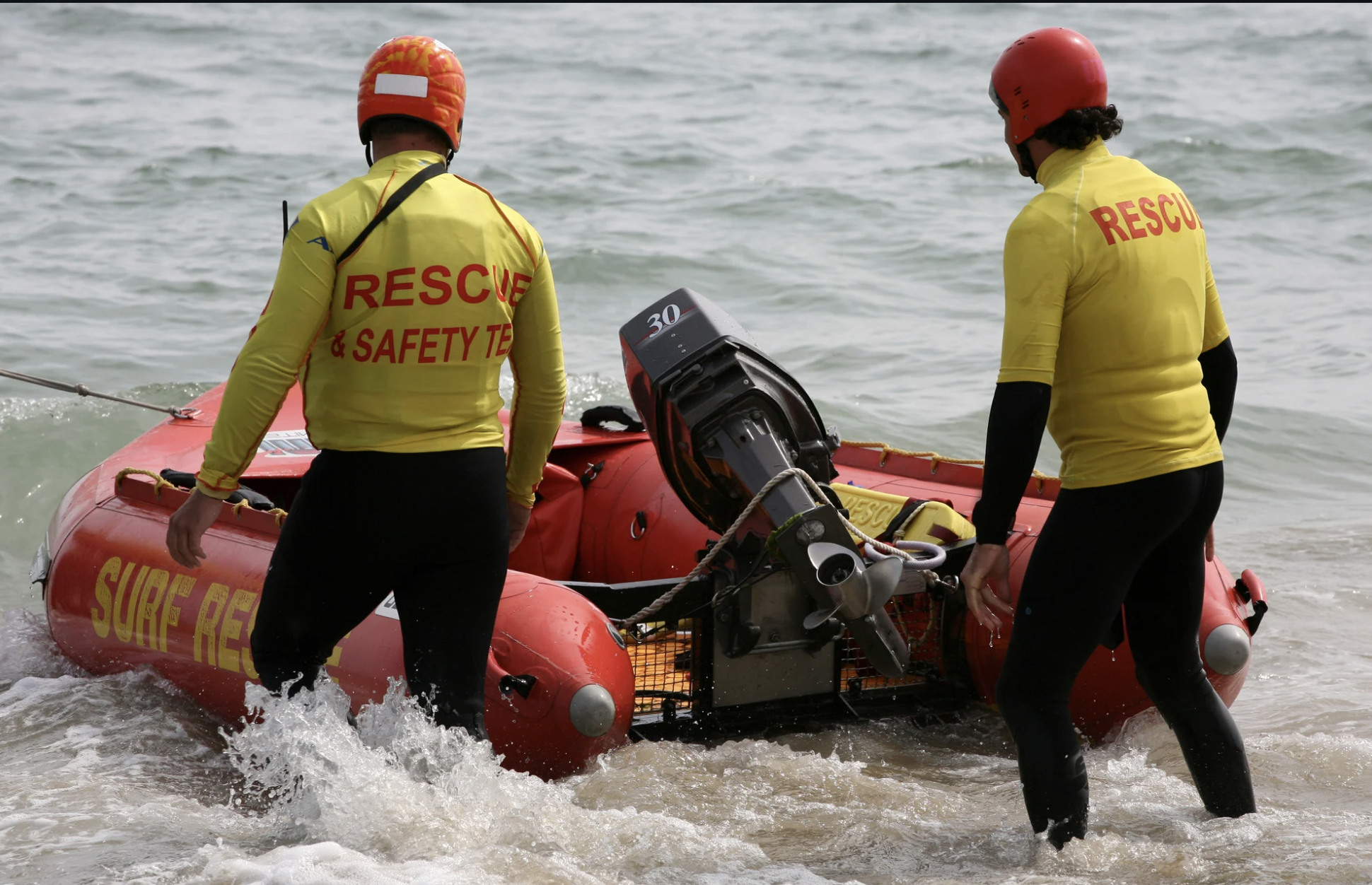 mossel bay rescue, fisherman saves woman, drowning rescue, south africa news, viral hero story, kabeljou hook, dias beach, sea rescue, reddit viral, non-fatal drowning