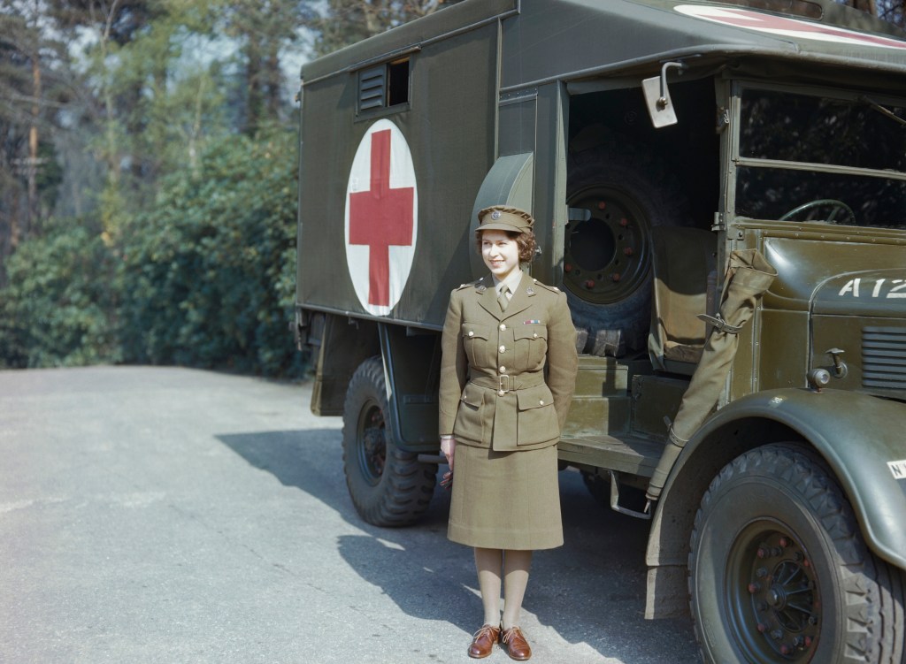 princess, queen, queen elizabeth, royalty, royal, mechanic, war, world war II